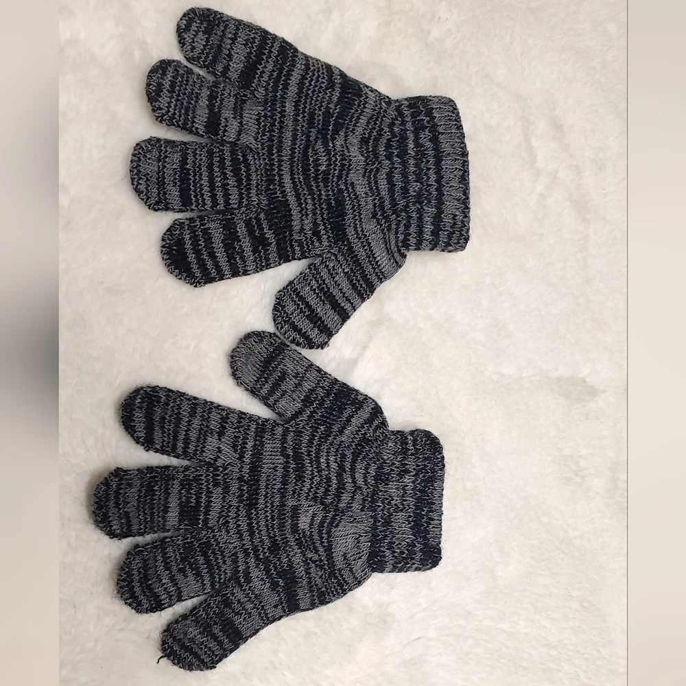 Cozy Black and Gray Kids Gloves Size 4-6